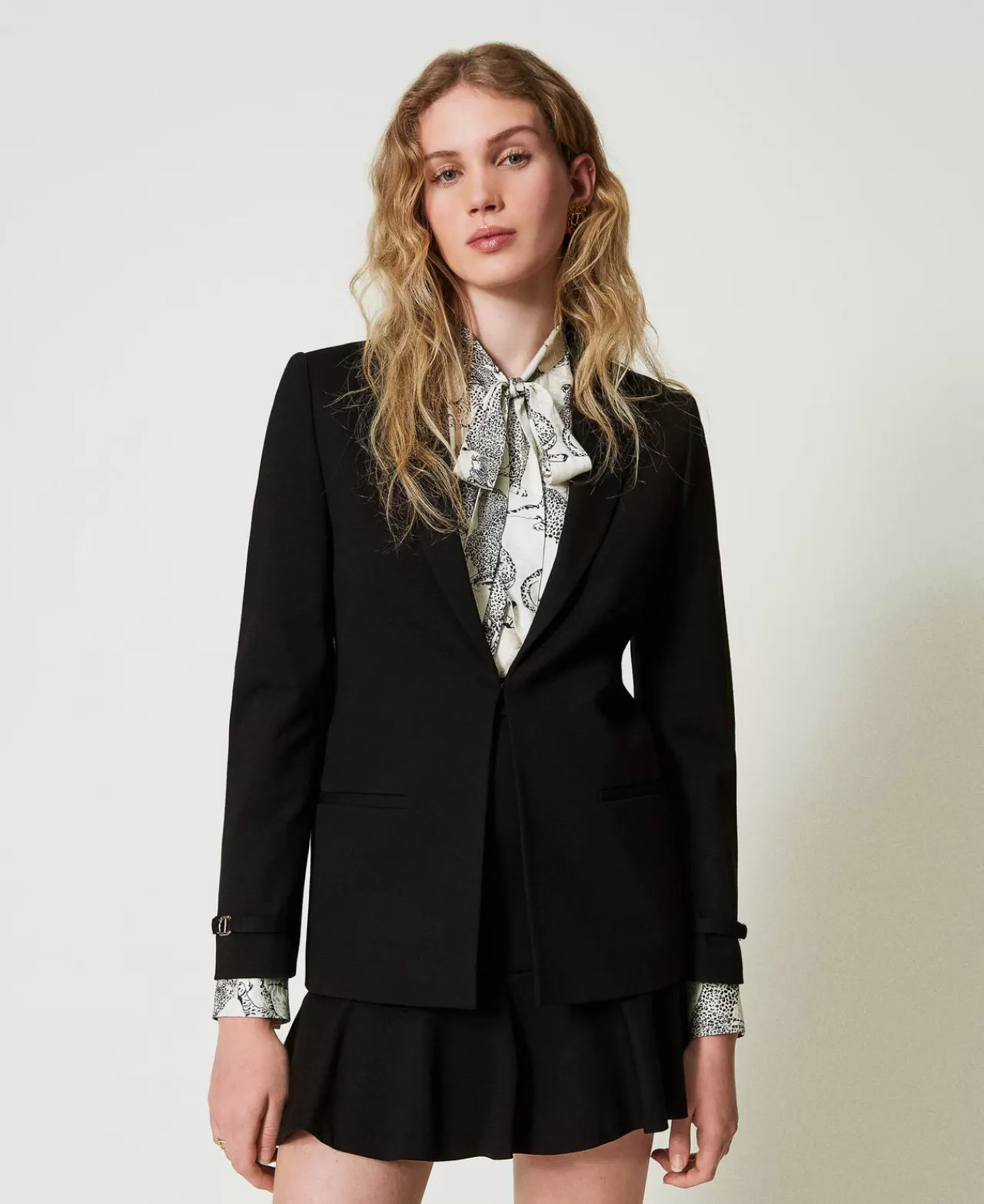 Veste structurée TWINSET Milan - Élégance italienne avec fermetures ovales en T