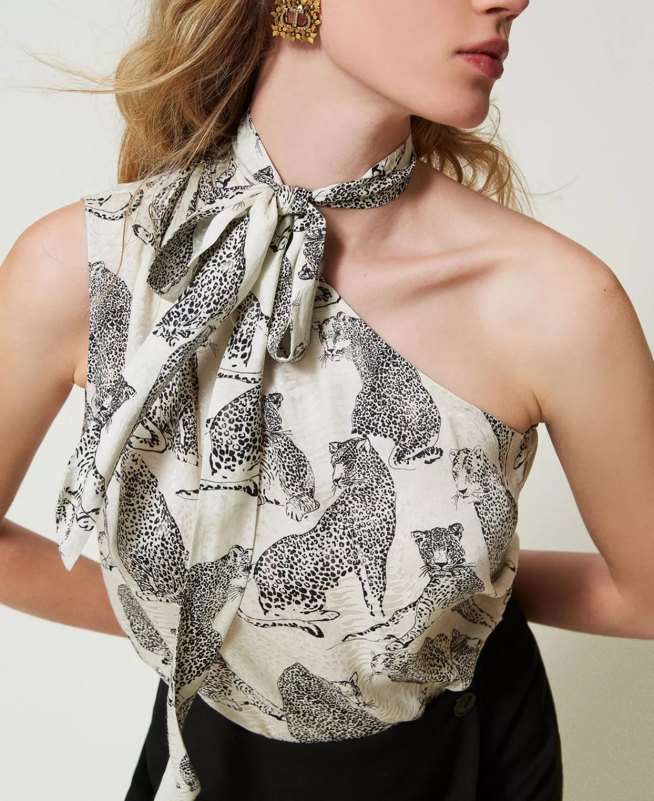 TWINSET Milano - Top Jacquard Décolleté Une Épaule avec Imprimé Léopard Audacieux