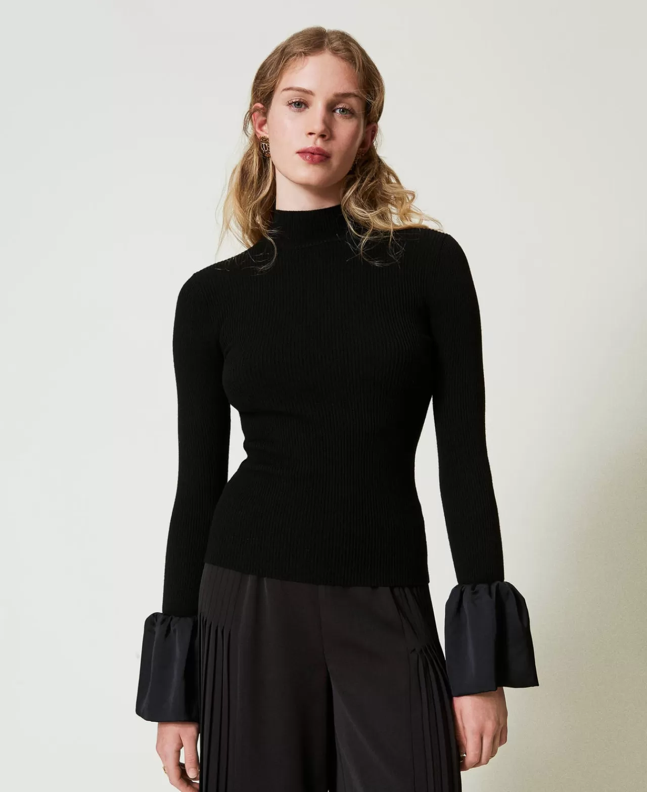 Pullover Femme TWINSET Milano - Taille Cintrée avec Volants Satinés

(Alternative plus littéraire)  
Élégance milanaise : Pull féminin coupé près du corps orné de volants soyeux