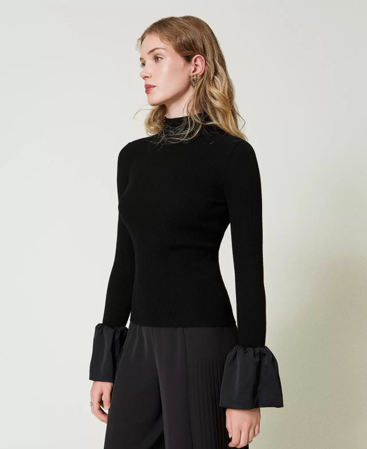 Pullover Femme TWINSET Milano - Taille Cintrée avec Volants Satinés

(Alternative plus littéraire)  
Élégance milanaise : Pull féminin coupé près du corps orné de volants soyeux