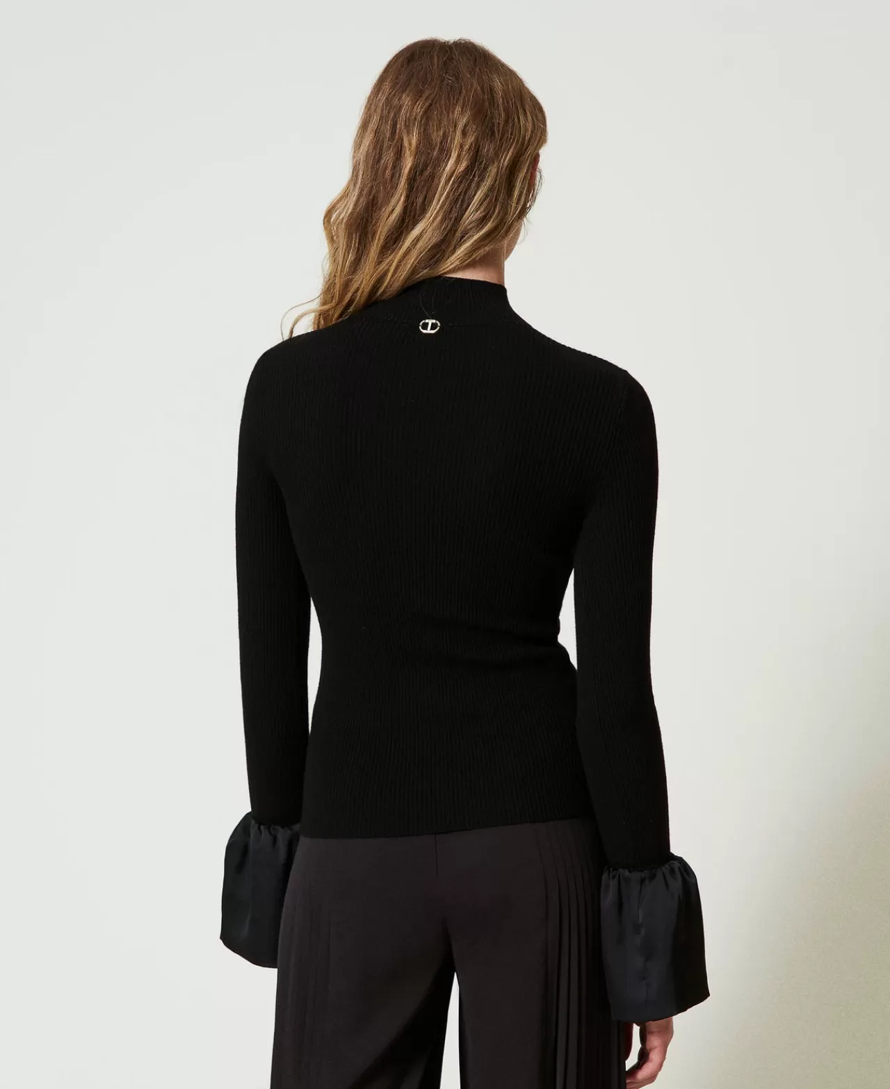 Pullover Femme TWINSET Milano - Taille Cintrée avec Volants Satinés

(Alternative plus littéraire)  
Élégance milanaise : Pull féminin coupé près du corps orné de volants soyeux