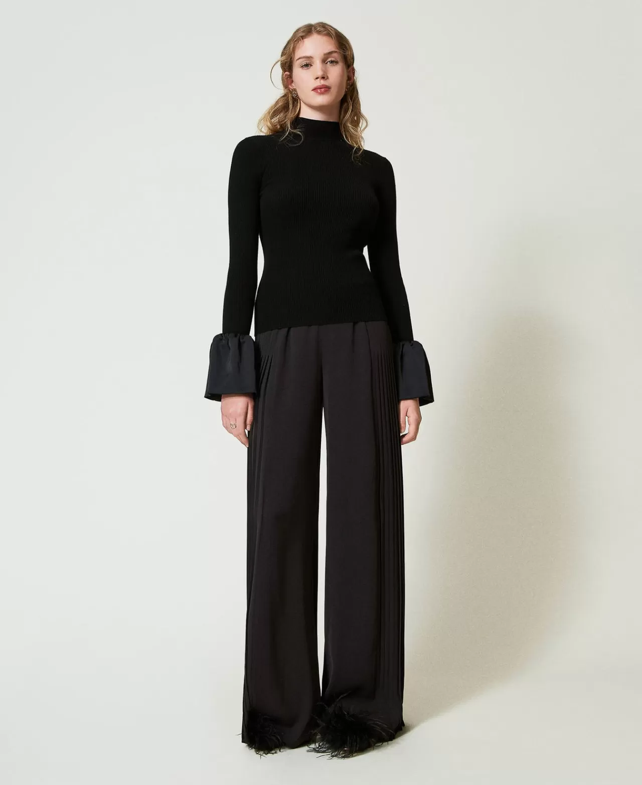 Pullover Femme TWINSET Milano - Taille Cintrée avec Volants Satinés

(Alternative plus littéraire)  
Élégance milanaise : Pull féminin coupé près du corps orné de volants soyeux