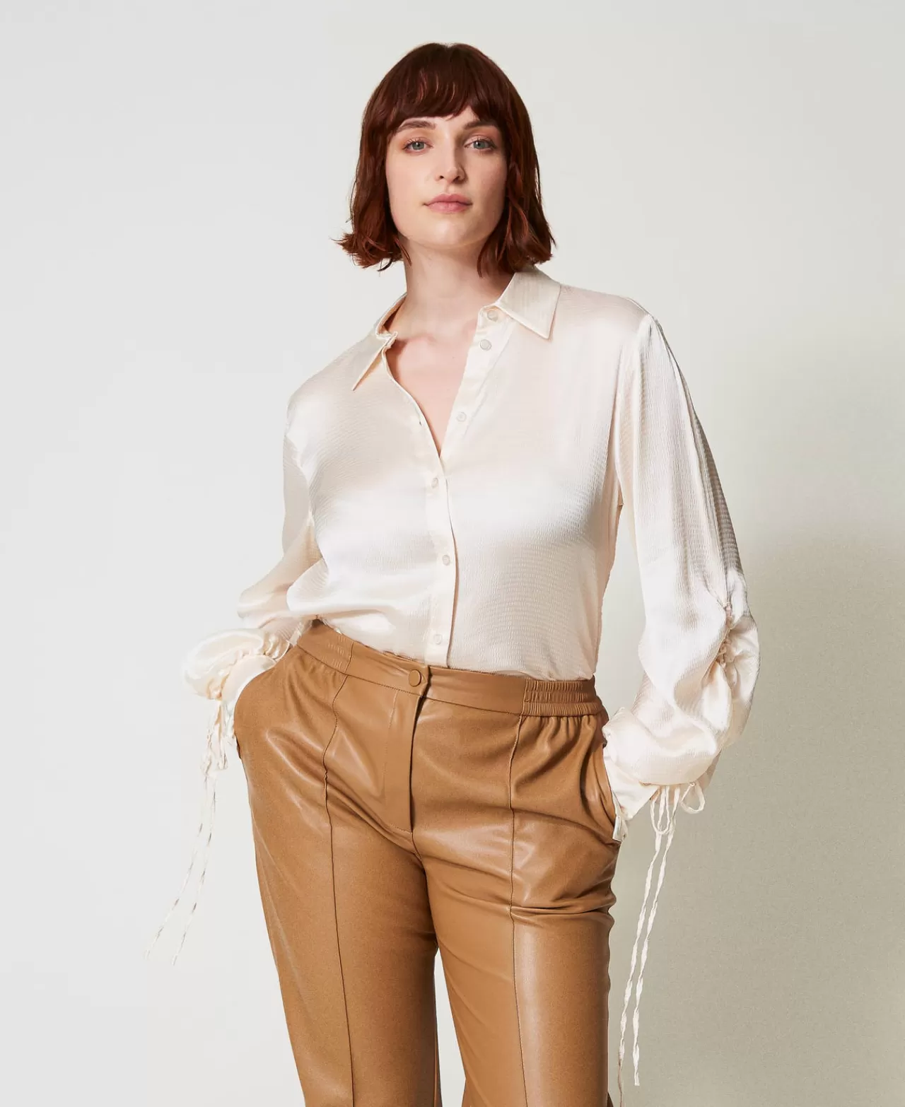 Chemise TWINSET Milano en satin texturé avec détails découpés - Élégance audacieuse pour votre garde-robe