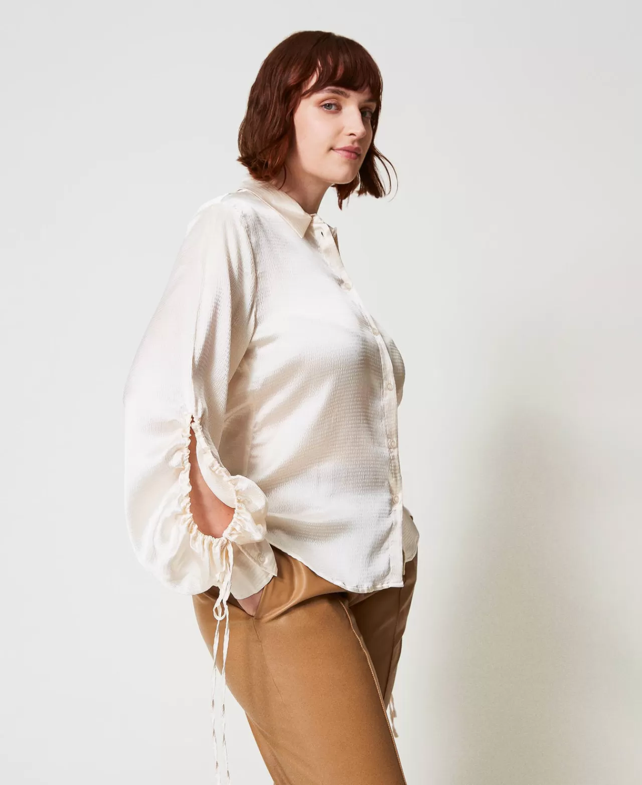 Chemise TWINSET Milano en satin texturé avec détails découpés - Élégance audacieuse pour votre garde-robe