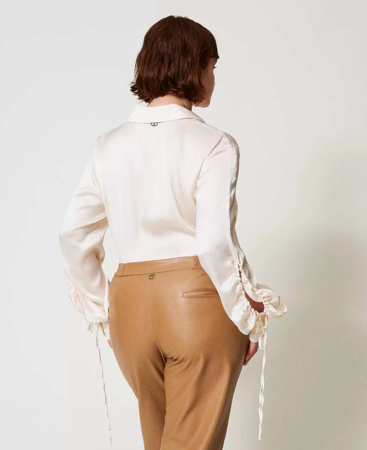 Chemise TWINSET Milano en satin texturé avec détails découpés - Élégance audacieuse pour votre garde-robe