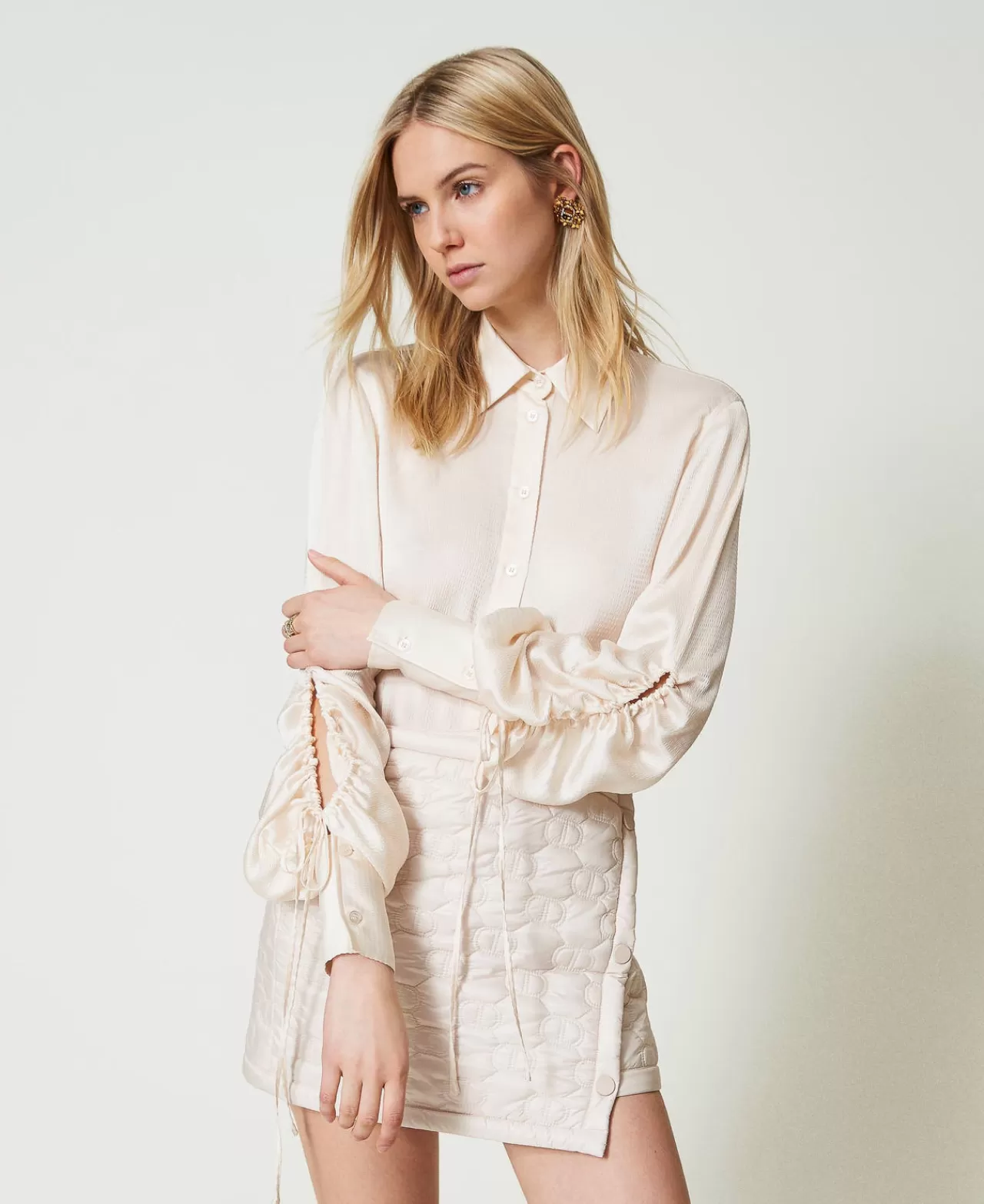 Chemise TWINSET Milano en satin texturé avec détails découpés - Élégance audacieuse pour votre garde-robe