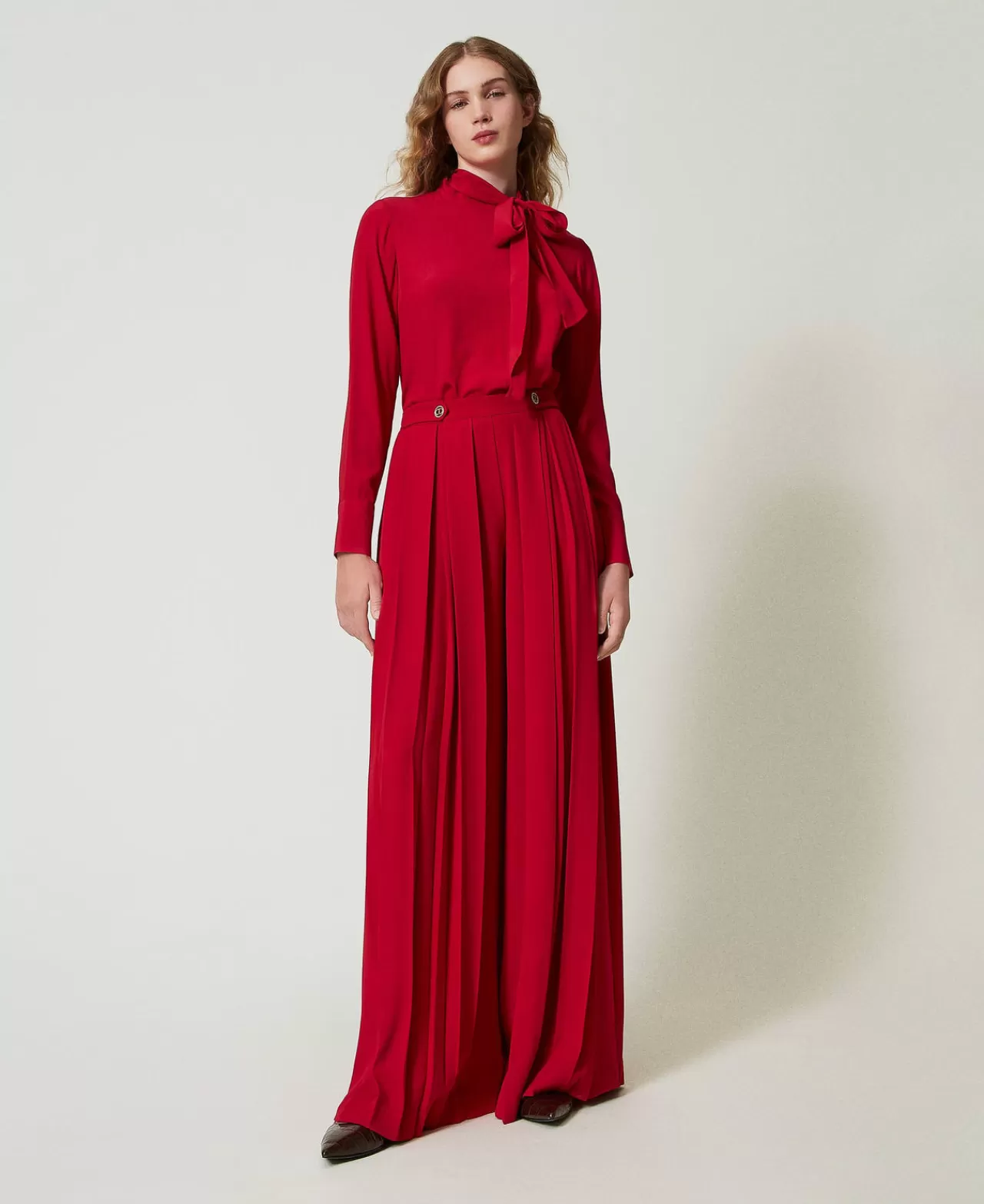 Pantalon Élégant TWINSET Milano en Crêpe Plissé avec Boutons Décoratifs - Style Décontracté et Tendance Automne 2024