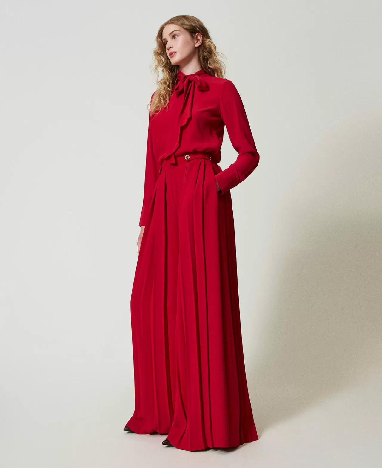 Pantalon Élégant TWINSET Milano en Crêpe Plissé avec Boutons Décoratifs - Style Décontracté et Tendance Automne 2024