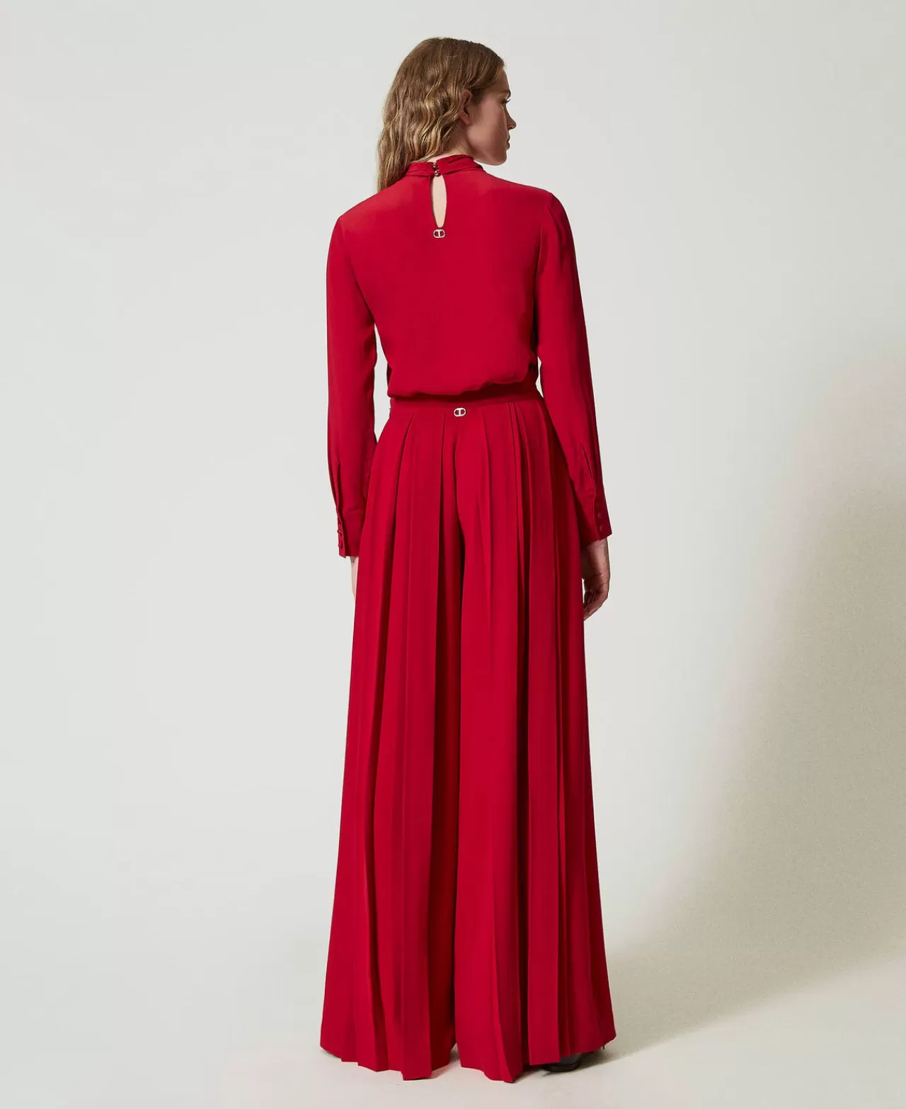 Pantalon Élégant TWINSET Milano en Crêpe Plissé avec Boutons Décoratifs - Style Décontracté et Tendance Automne 2024