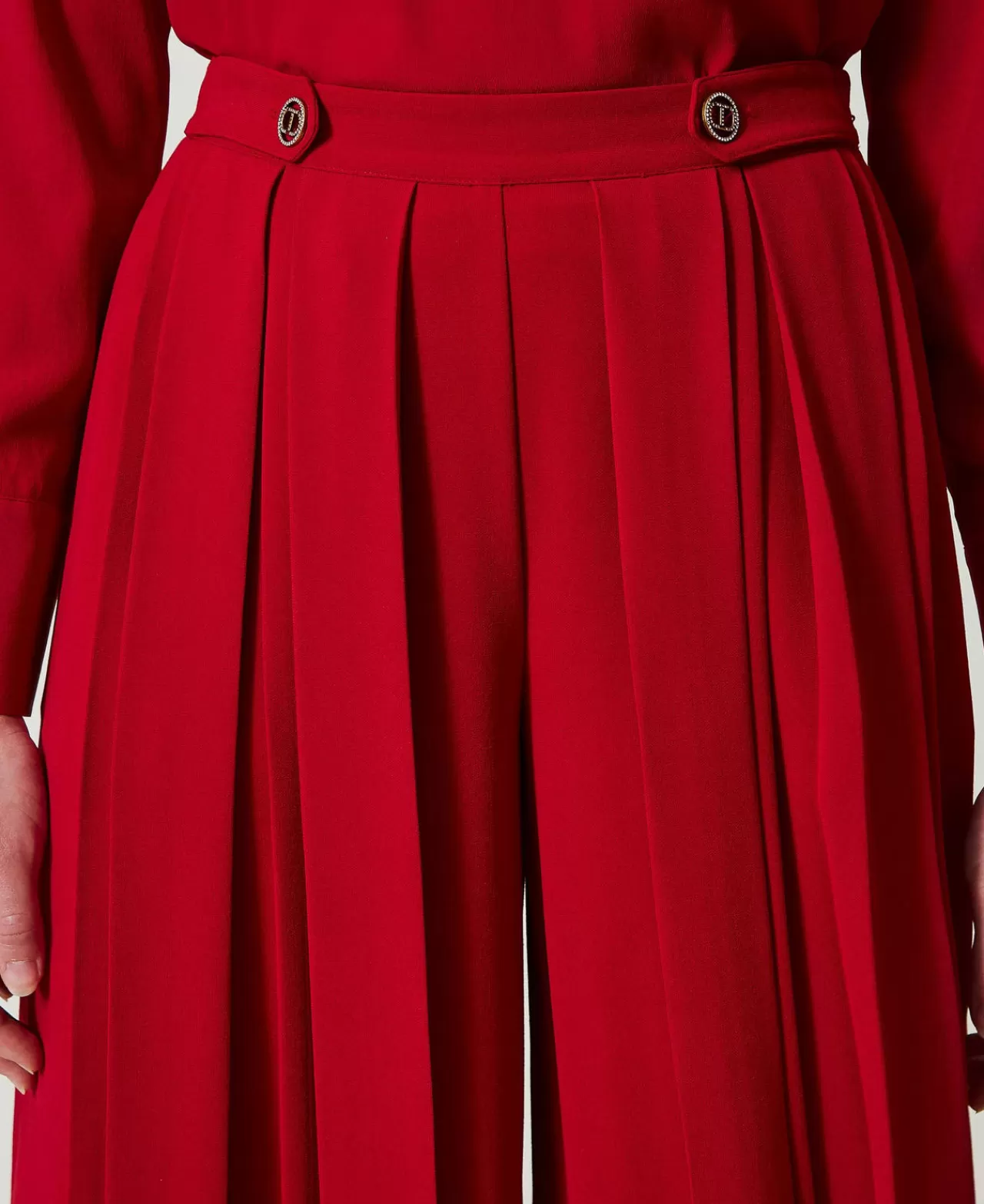 Pantalon Élégant TWINSET Milano en Crêpe Plissé avec Boutons Décoratifs - Style Décontracté et Tendance Automne 2024