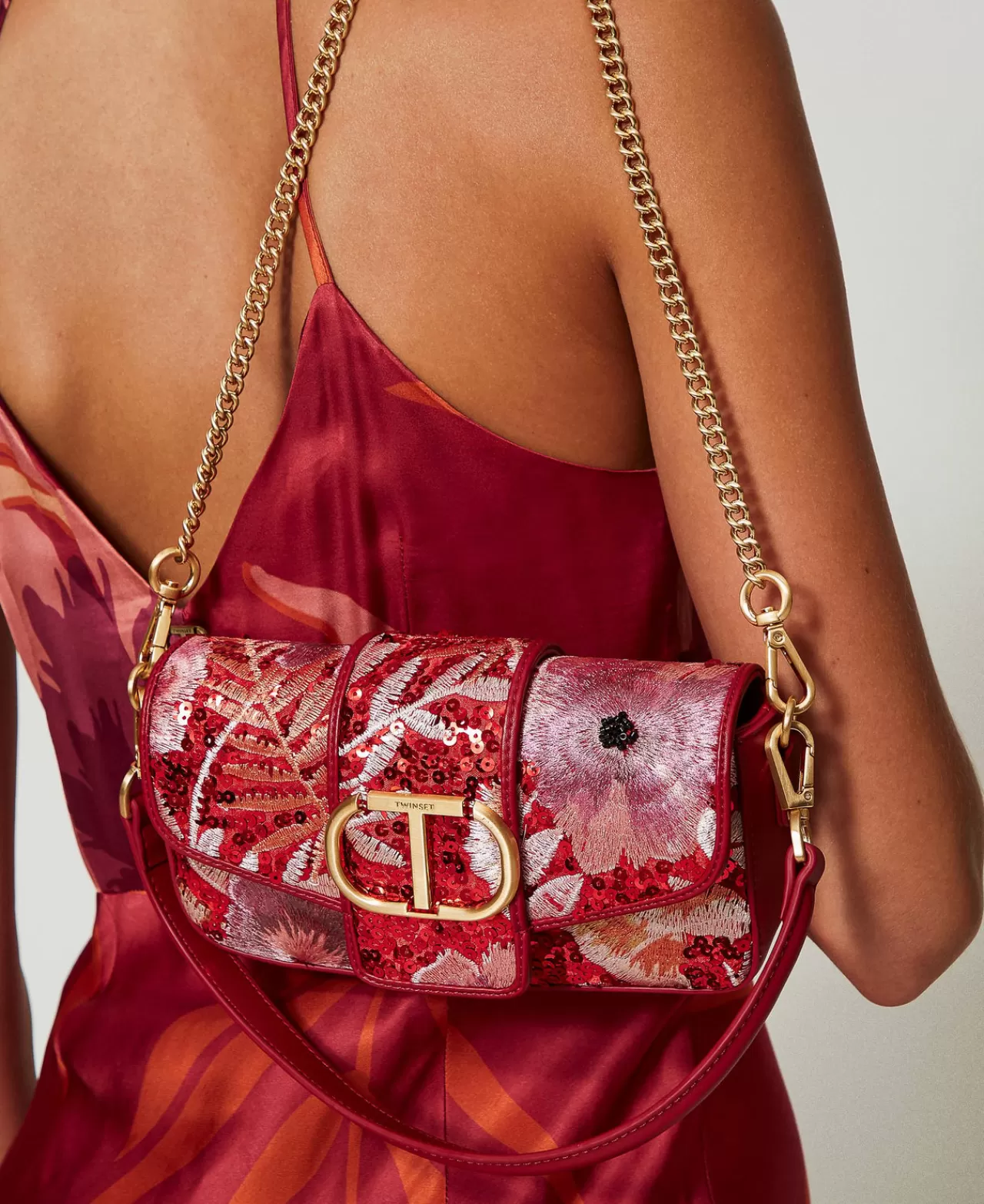 TWINSET Milano - Sac Bandoulière Amie Brodé Main en Cuir Souple - Modèle Compact Élégant avec Motif Artisanal 

Version alternative :  
« Amie » par TWINSET : Bandoulière Minimaliste en Cuir Véritable avec Broderie Française - Idéal Quotidien Urbain  

(：，、，，SEO)