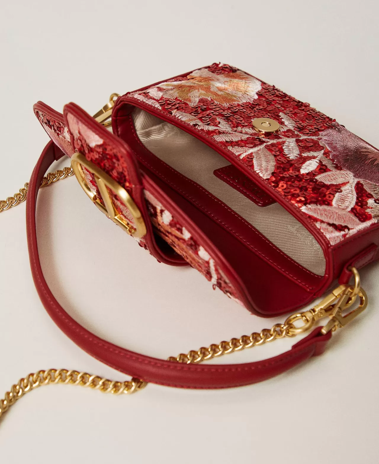 TWINSET Milano - Sac Bandoulière Amie Brodé Main en Cuir Souple - Modèle Compact Élégant avec Motif Artisanal 

Version alternative :  
« Amie » par TWINSET : Bandoulière Minimaliste en Cuir Véritable avec Broderie Française - Idéal Quotidien Urbain  

(：，、，，SEO)