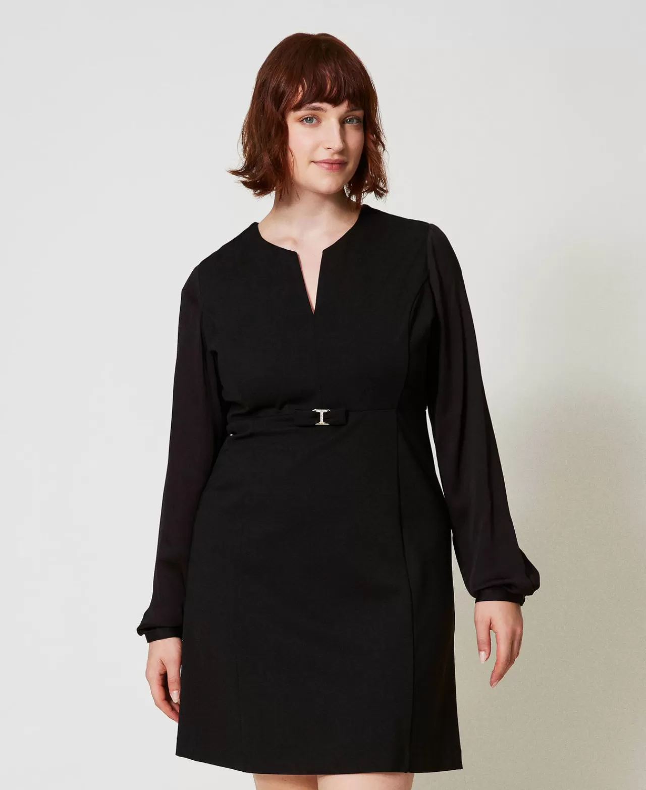 Robe courte TWINSET Milano à nœud raffiné et motif T ovale - Élégance printanière en soie matelassée