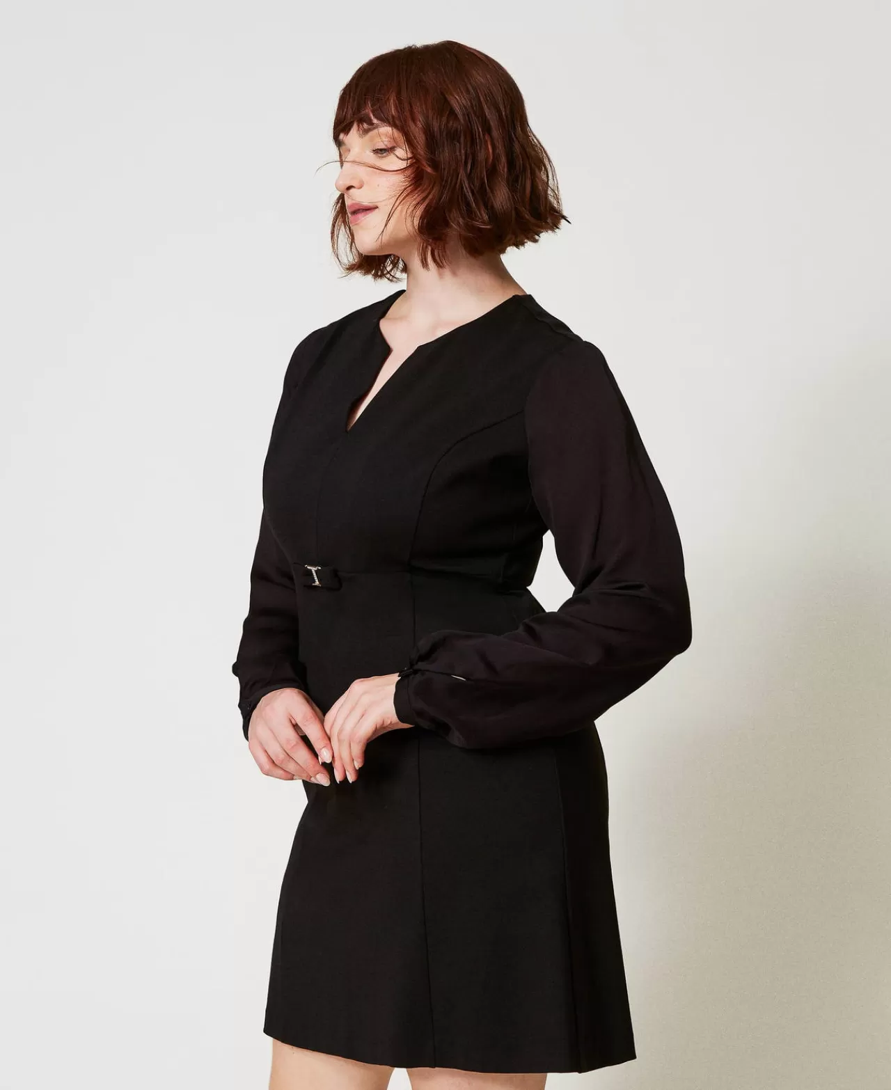 Robe courte TWINSET Milano à nœud raffiné et motif T ovale - Élégance printanière en soie matelassée