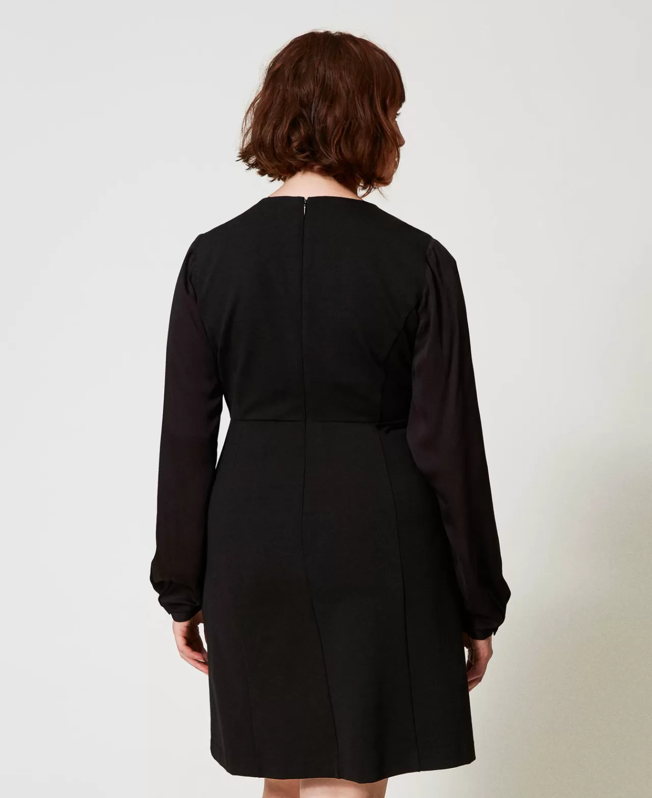 Robe courte TWINSET Milano à nœud raffiné et motif T ovale - Élégance printanière en soie matelassée