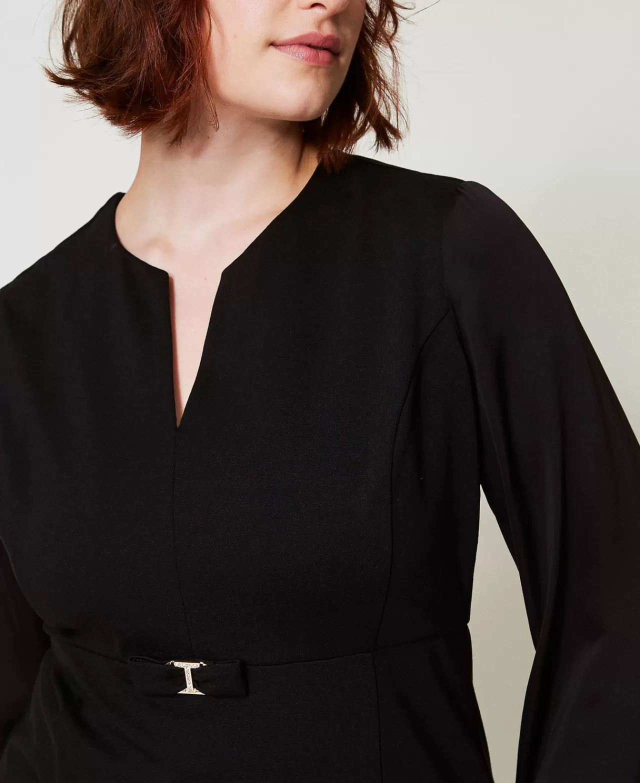 Robe courte TWINSET Milano à nœud raffiné et motif T ovale - Élégance printanière en soie matelassée
