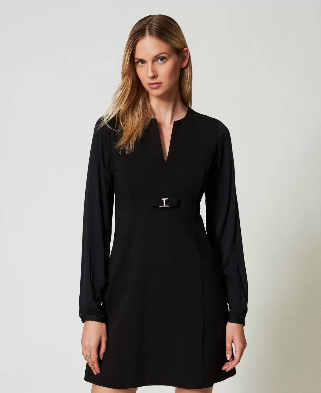 Robe courte TWINSET Milano à nœud raffiné et motif T ovale - Élégance printanière en soie matelassée