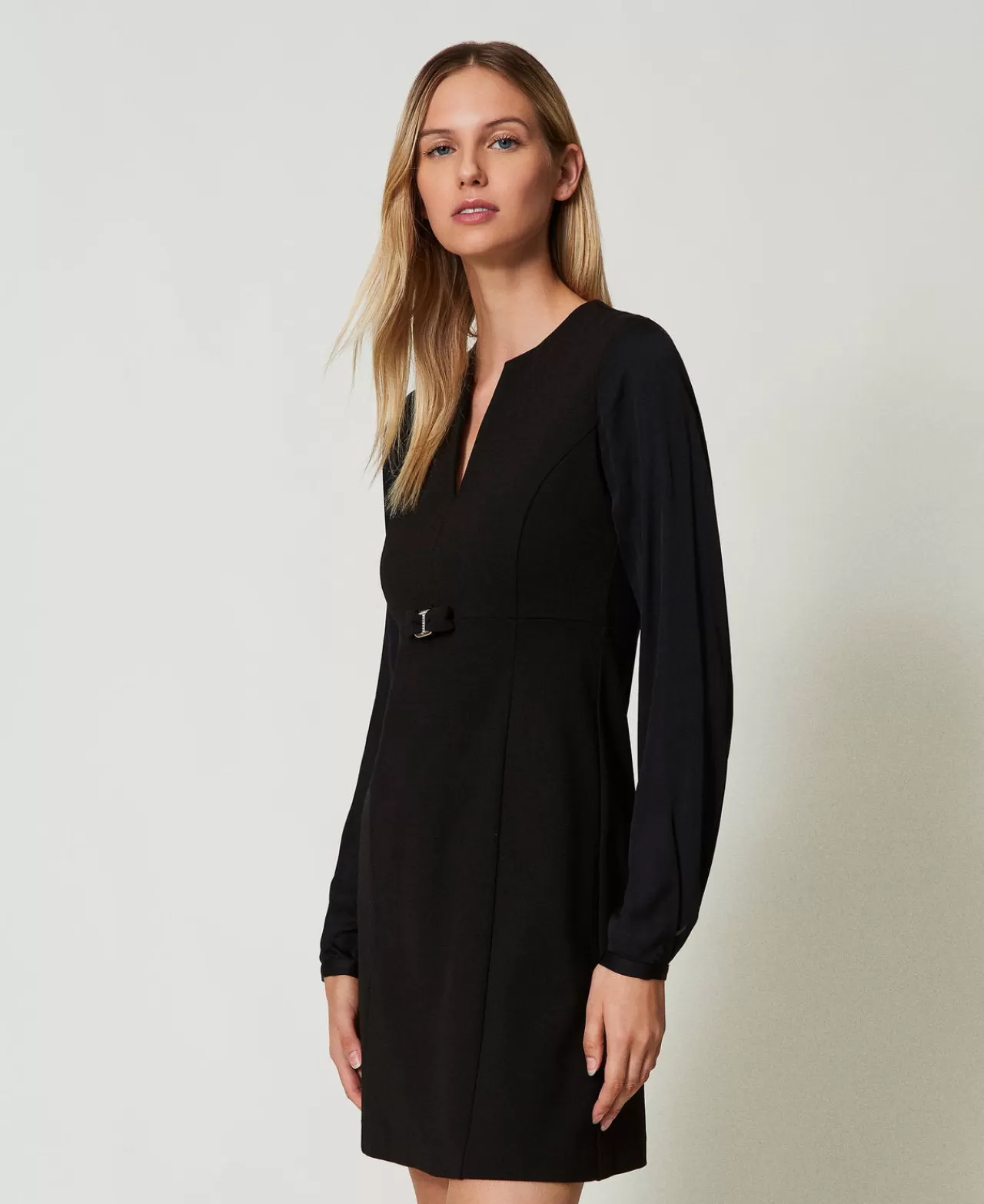Robe courte TWINSET Milano à nœud raffiné et motif T ovale - Élégance printanière en soie matelassée