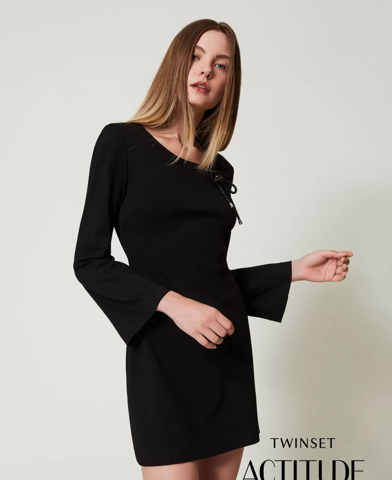 Robe courte élégante TWINSET Milano avec broche en strass chic
