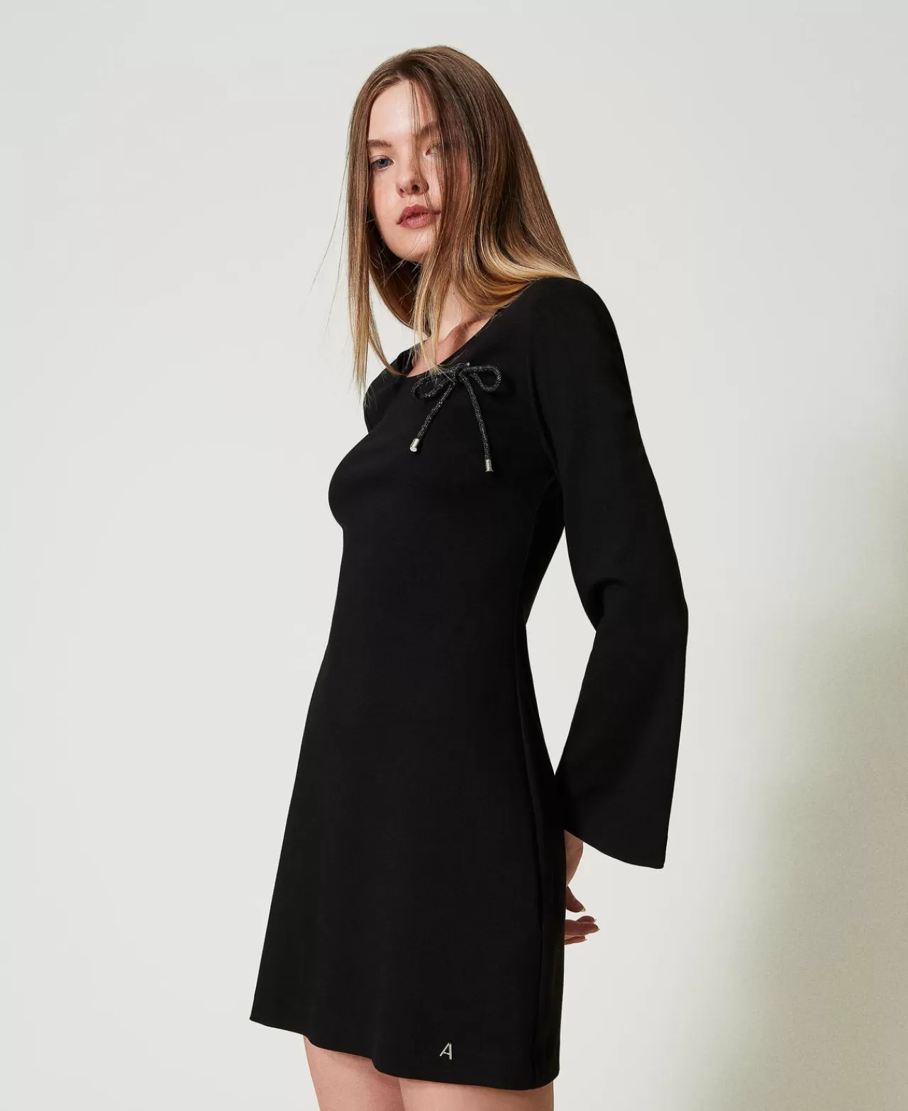 Robe courte élégante TWINSET Milano avec broche en strass chic