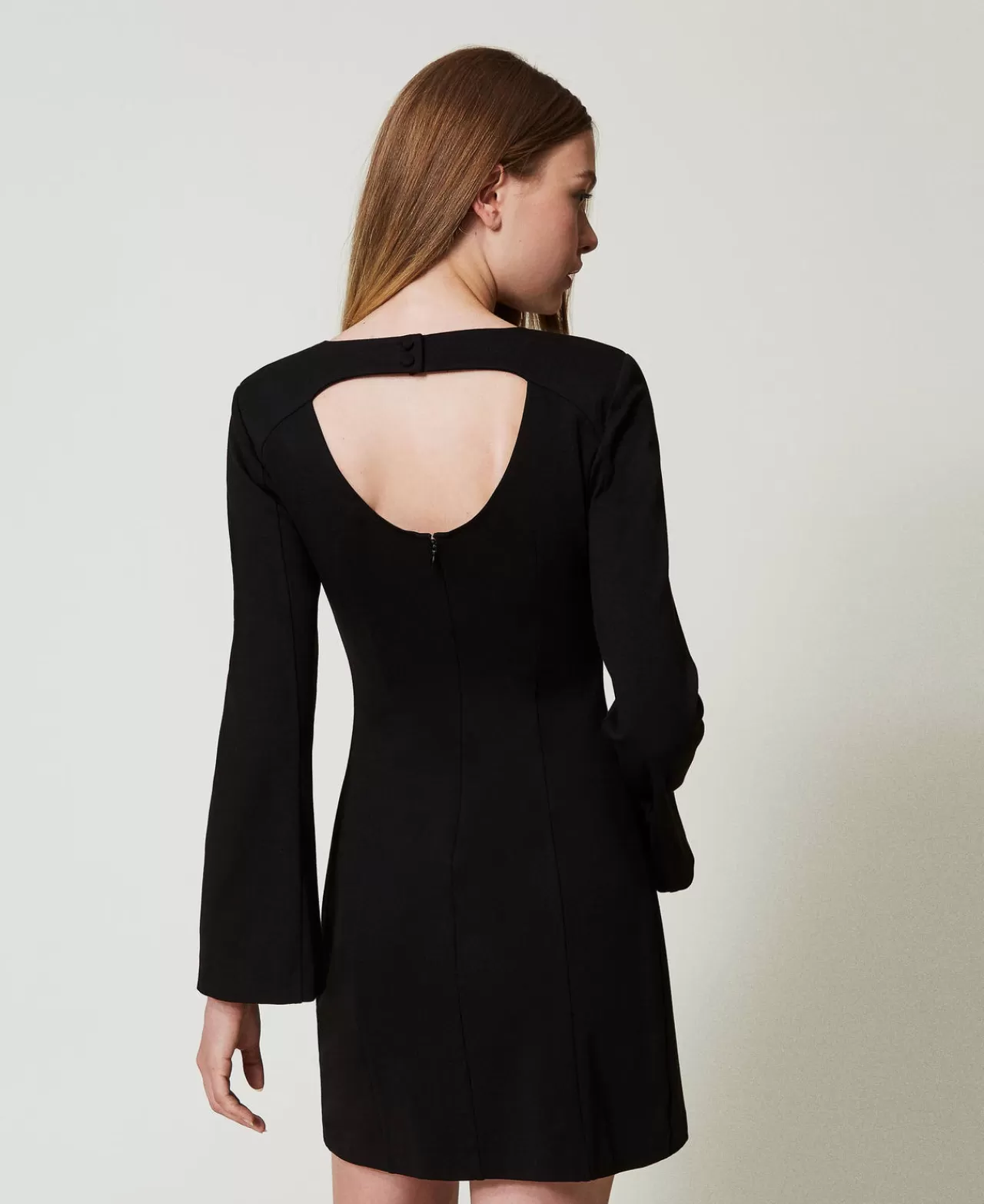 Robe courte élégante TWINSET Milano avec broche en strass chic