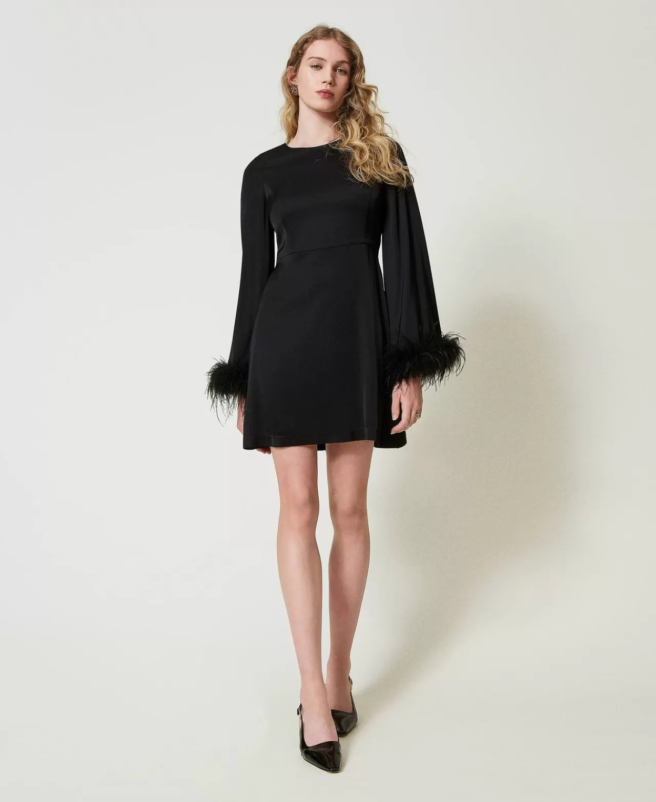 Twinset Milano - Robe courte en satin brillant à détails plumeux pour une silhouette féminine - Tendance printanière élégante pour les soirées