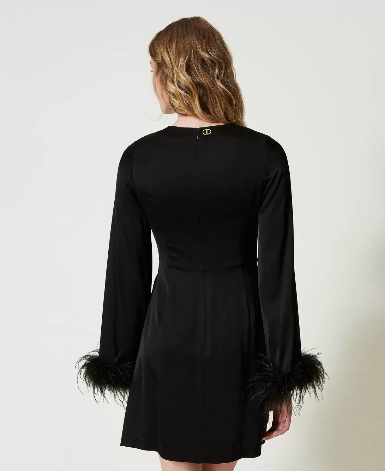 Twinset Milano - Robe courte en satin brillant à détails plumeux pour une silhouette féminine - Tendance printanière élégante pour les soirées