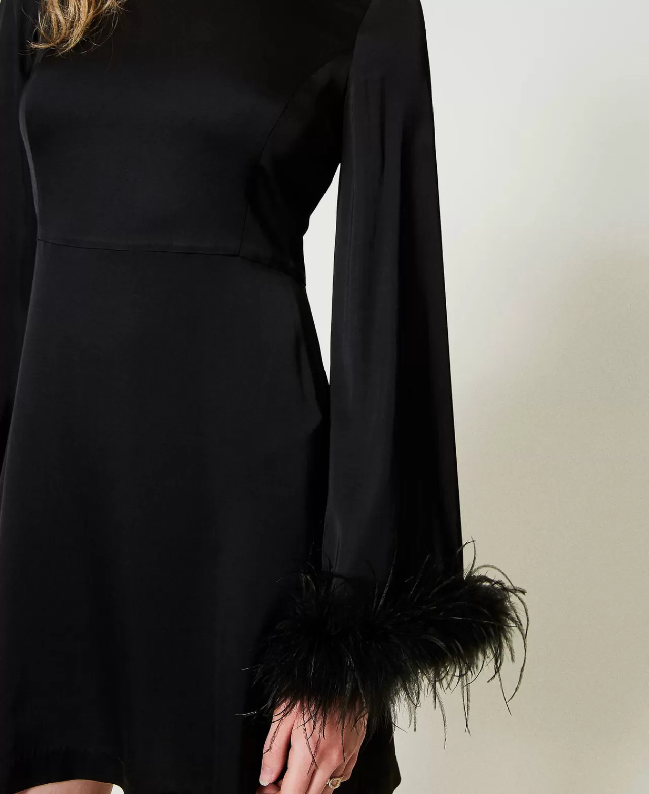 Twinset Milano - Robe courte en satin brillant à détails plumeux pour une silhouette féminine - Tendance printanière élégante pour les soirées