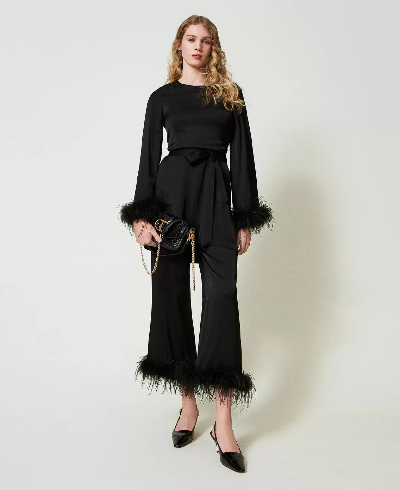 Twinset Milano - Robe courte en satin brillant à détails plumeux pour une silhouette féminine - Tendance printanière élégante pour les soirées