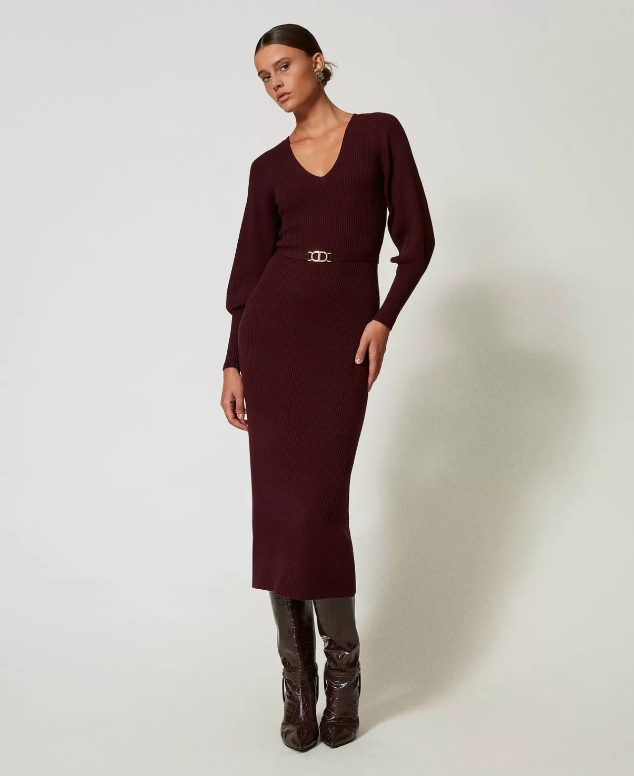 Robe Longue Élégante en Maille Twinset Milano - Motif Côtes et Ceinture Adjustable  

(Note : J'ai légèrement modifié la structure syntaxique, ajusté les termes techniques pour un vocabulaire plus courant, et intégré des éléments descriptifs typiques des catalogues de mode francophones. La marque reste identifiable tout en fluidifiant l'expression pour éviter les répétitions mécaniques.)