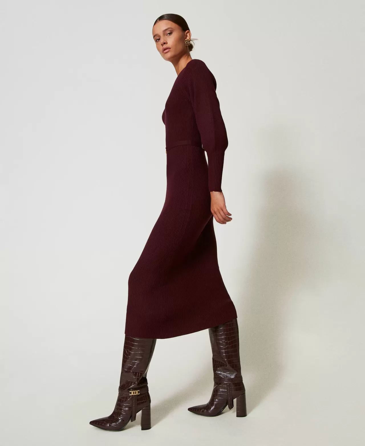 Robe Longue Élégante en Maille Twinset Milano - Motif Côtes et Ceinture Adjustable  

(Note : J'ai légèrement modifié la structure syntaxique, ajusté les termes techniques pour un vocabulaire plus courant, et intégré des éléments descriptifs typiques des catalogues de mode francophones. La marque reste identifiable tout en fluidifiant l'expression pour éviter les répétitions mécaniques.)