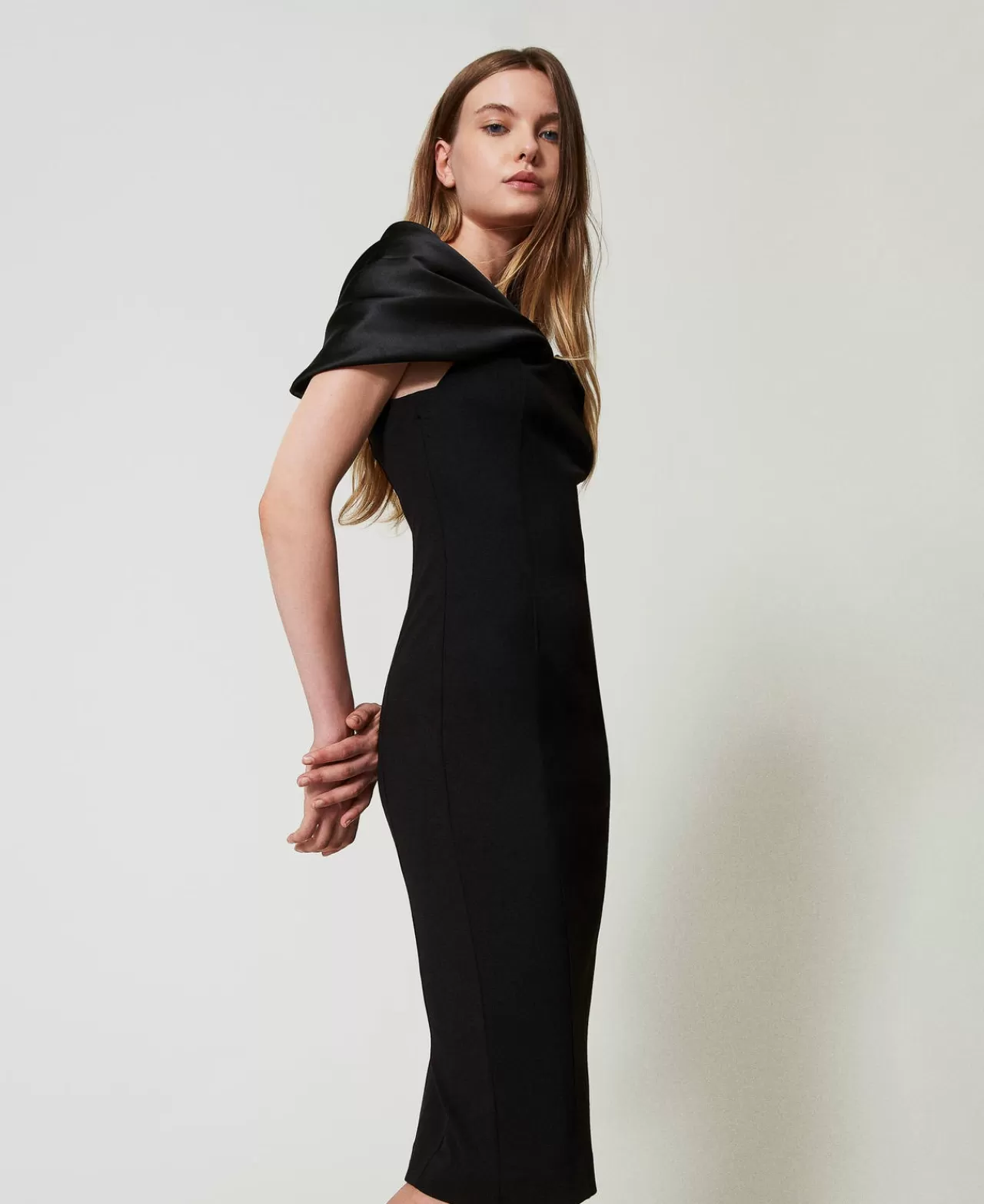 Robe midi élégante TWINSET Milano avec détails satin irisé - Coupe sophistiquée pour silhouette féminine