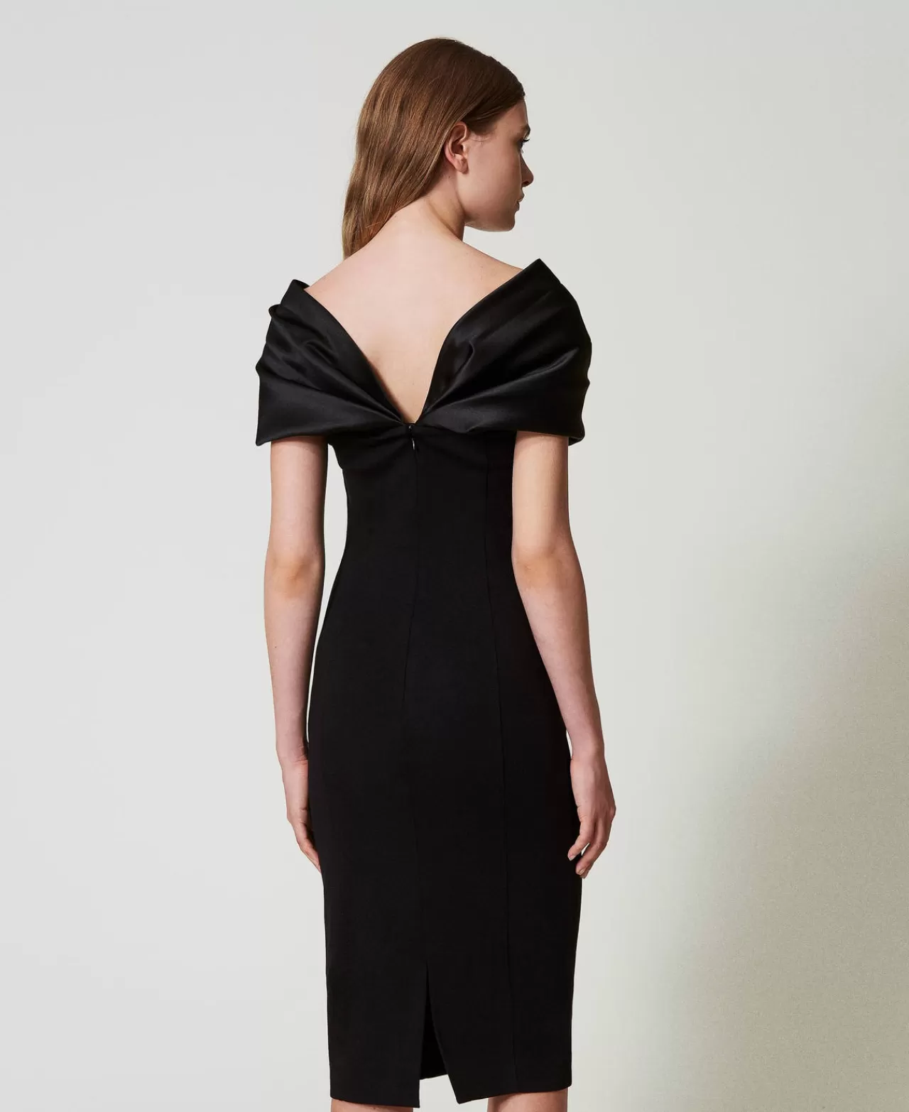 Robe midi élégante TWINSET Milano avec détails satin irisé - Coupe sophistiquée pour silhouette féminine