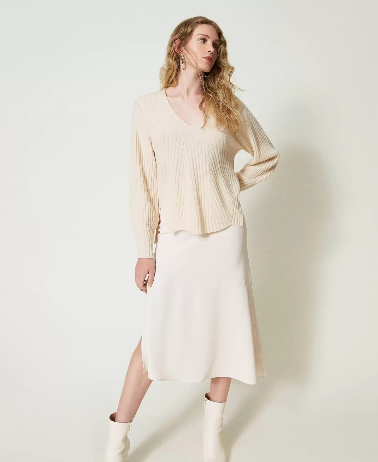 Jupette mi-longue TWINSET Milano avec chaîne « T Ovale » - Élégance graphique à la taille