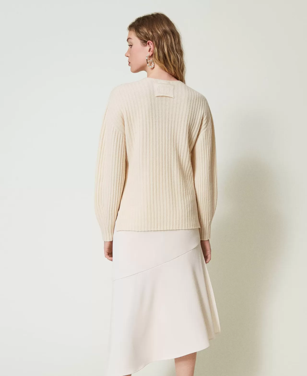 Jupette mi-longue TWINSET Milano avec chaîne « T Ovale » - Élégance graphique à la taille