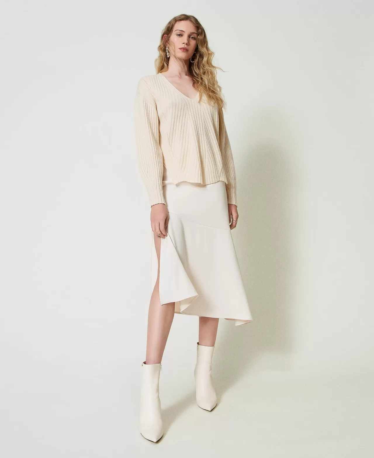 Jupette mi-longue TWINSET Milano avec chaîne « T Ovale » - Élégance graphique à la taille