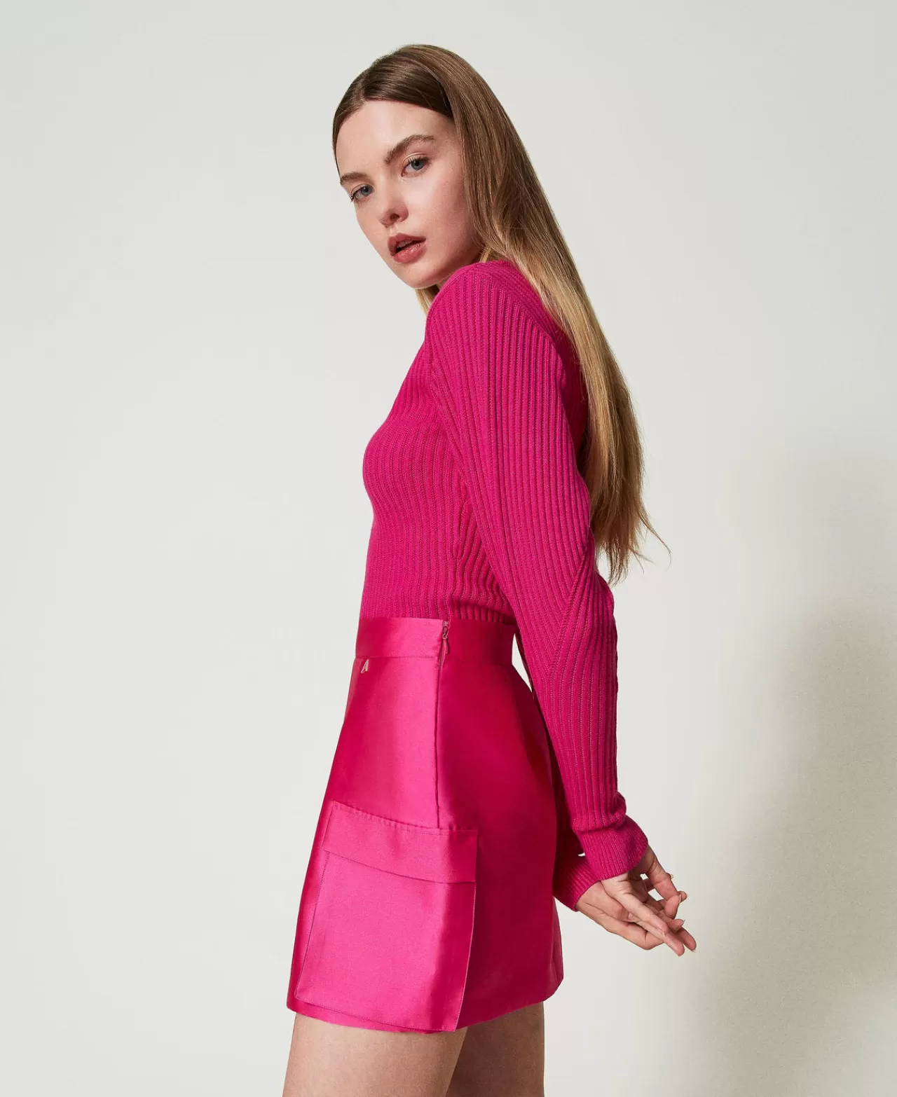 TWINSET Milano - Mini-jupe cintrée en twill soyeux pour une silhouette stylisée