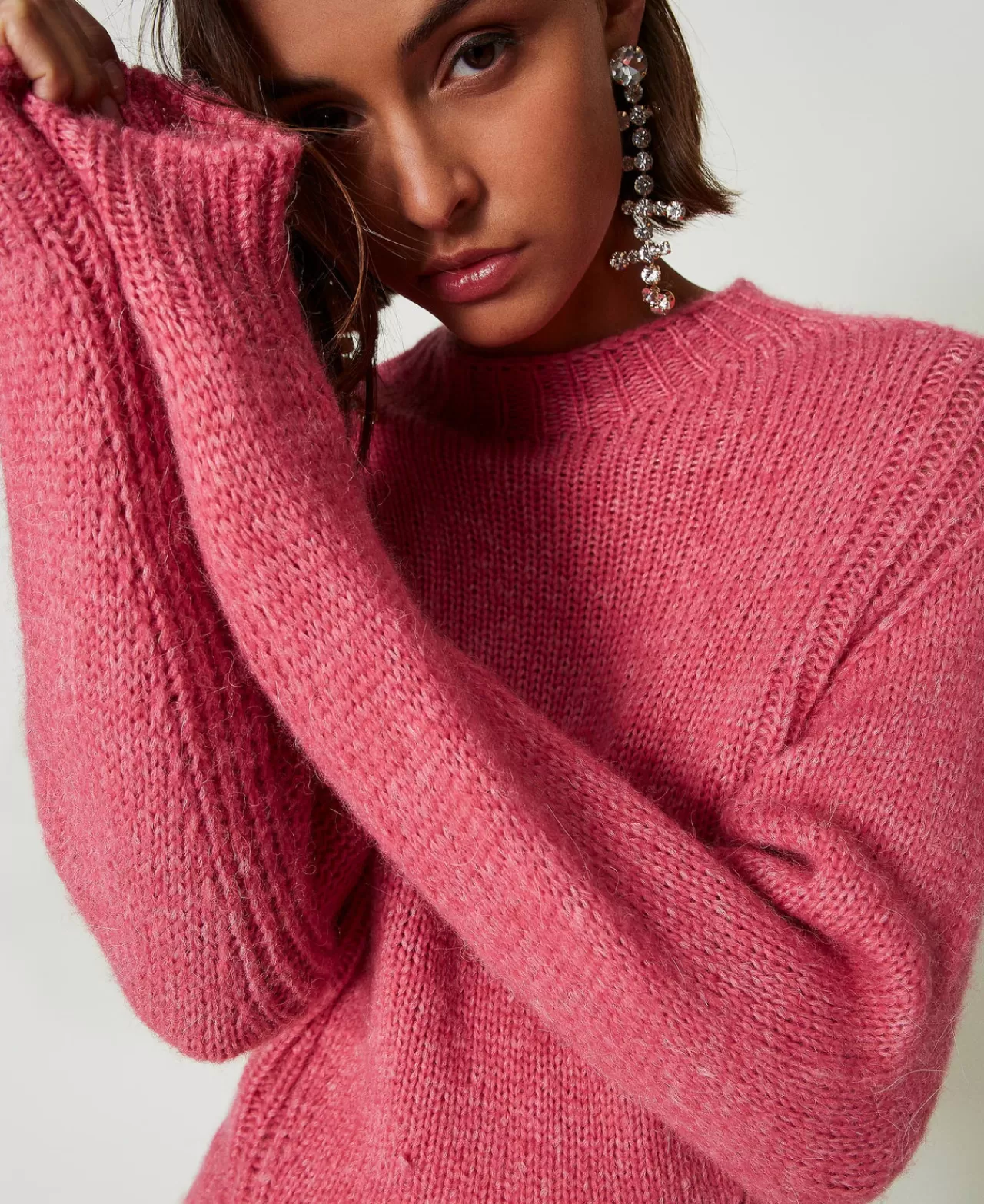 Découvrez le pull col montant sans coutures TWINSET Milano - Matière douce en laine mélangée pour un confort élégant