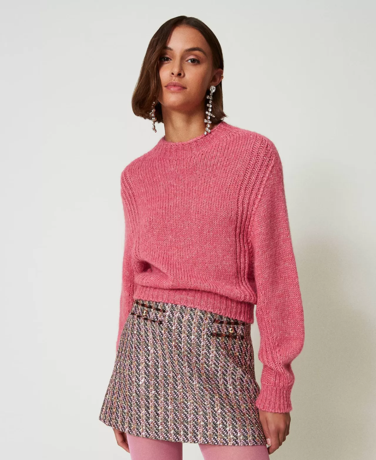 Découvrez le pull col montant sans coutures TWINSET Milano - Matière douce en laine mélangée pour un confort élégant