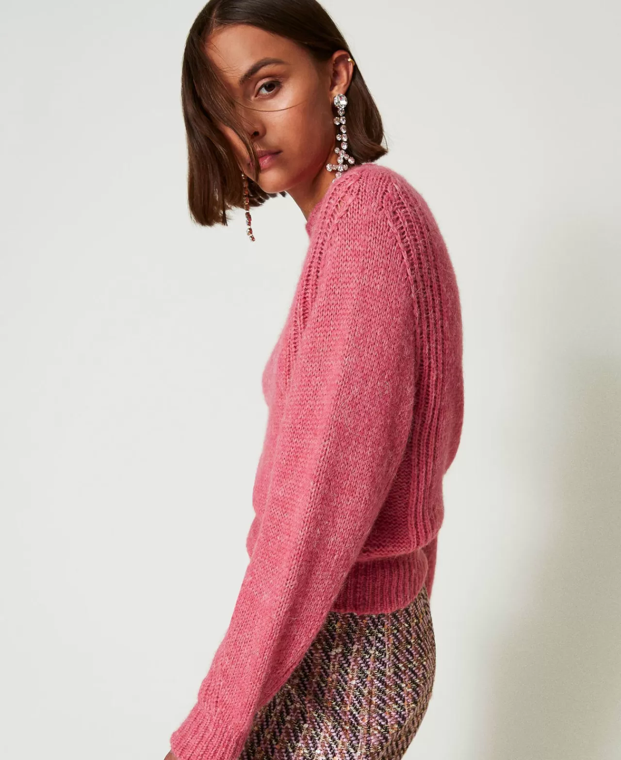 Découvrez le pull col montant sans coutures TWINSET Milano - Matière douce en laine mélangée pour un confort élégant