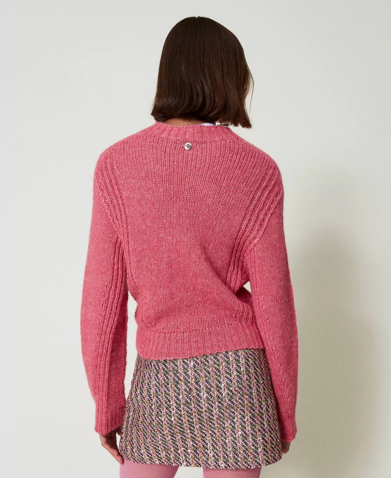Découvrez le pull col montant sans coutures TWINSET Milano - Matière douce en laine mélangée pour un confort élégant