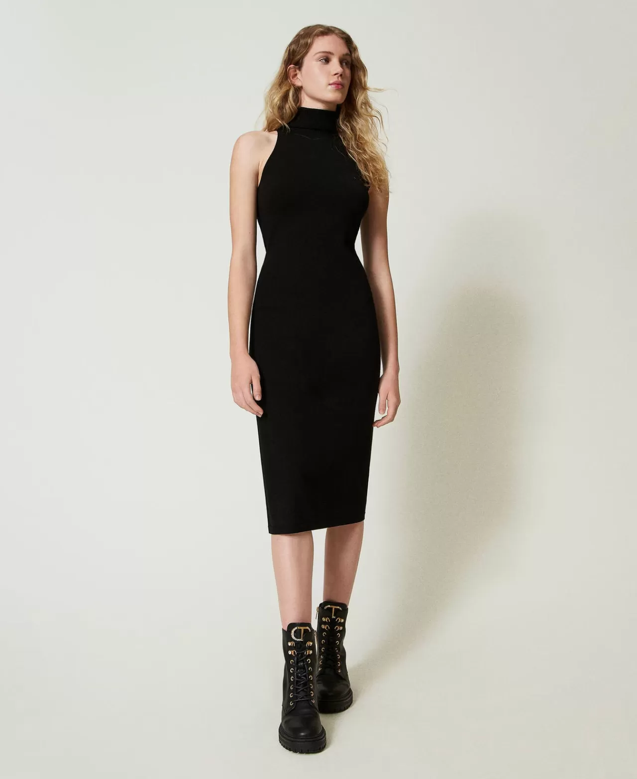 Élégante robe mi-longue dos nu en maille texturée - Collection printemps TWINSET Milano 

(Alternative fluide : Robe midi à attaches nuque en jersey structuré - Création sophistiquée TWINSET Milano)