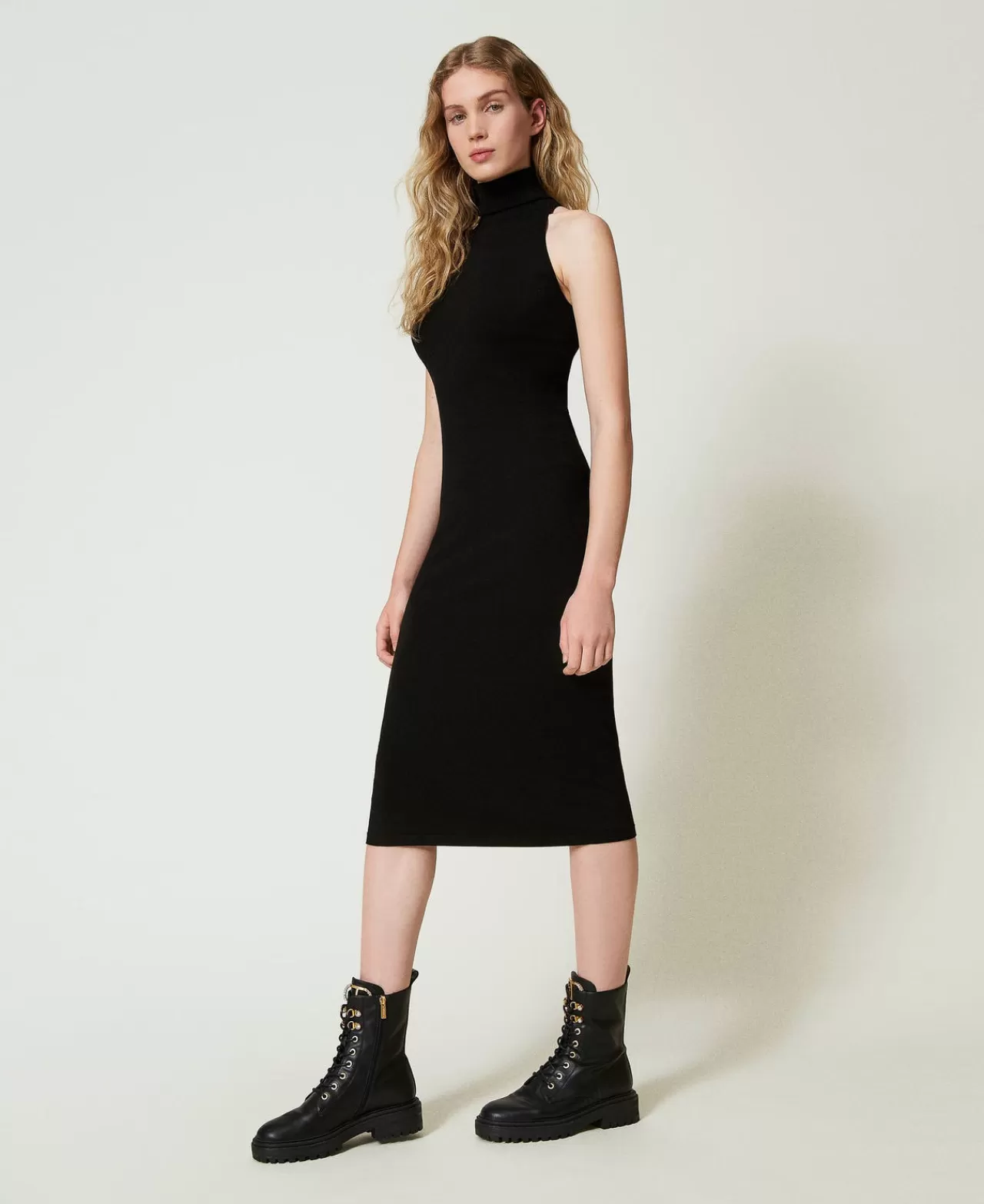 Élégante robe mi-longue dos nu en maille texturée - Collection printemps TWINSET Milano 

(Alternative fluide : Robe midi à attaches nuque en jersey structuré - Création sophistiquée TWINSET Milano)