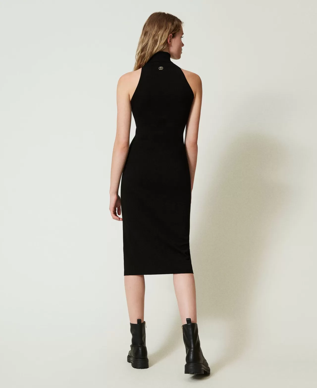 Élégante robe mi-longue dos nu en maille texturée - Collection printemps TWINSET Milano 

(Alternative fluide : Robe midi à attaches nuque en jersey structuré - Création sophistiquée TWINSET Milano)
