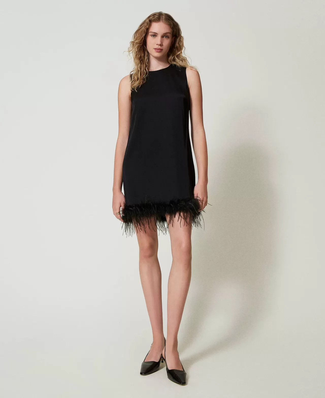 TWINSET Milano - Robe courte sans manches en satin, ornée de plumes délicates pour une touche sophistiquée