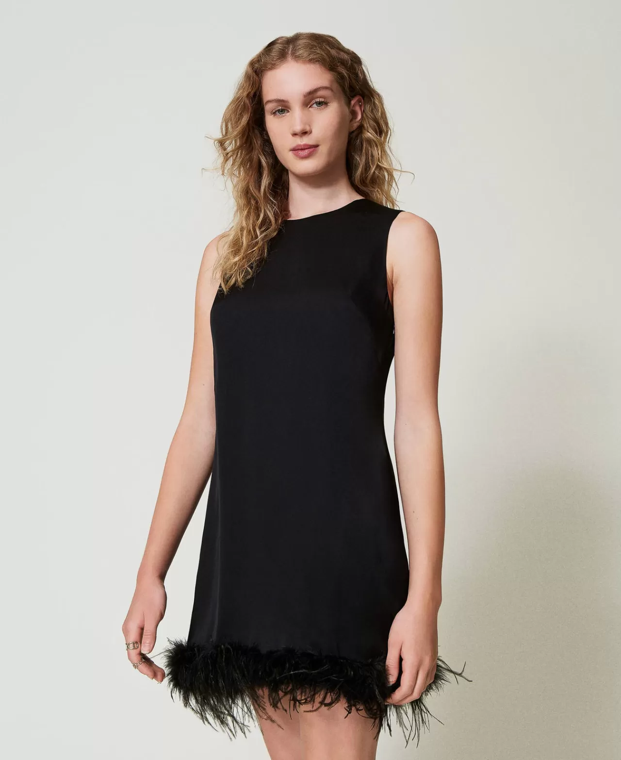 TWINSET Milano - Robe courte sans manches en satin, ornée de plumes délicates pour une touche sophistiquée