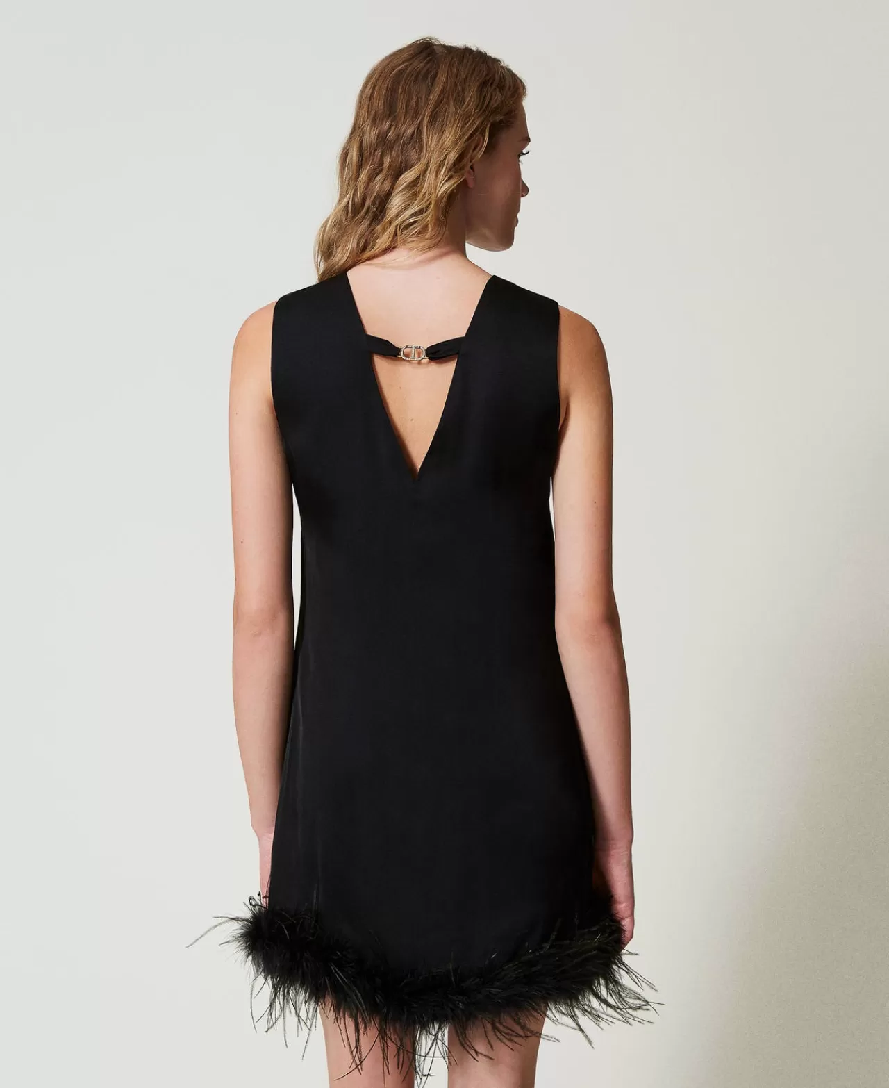 TWINSET Milano - Robe courte sans manches en satin, ornée de plumes délicates pour une touche sophistiquée