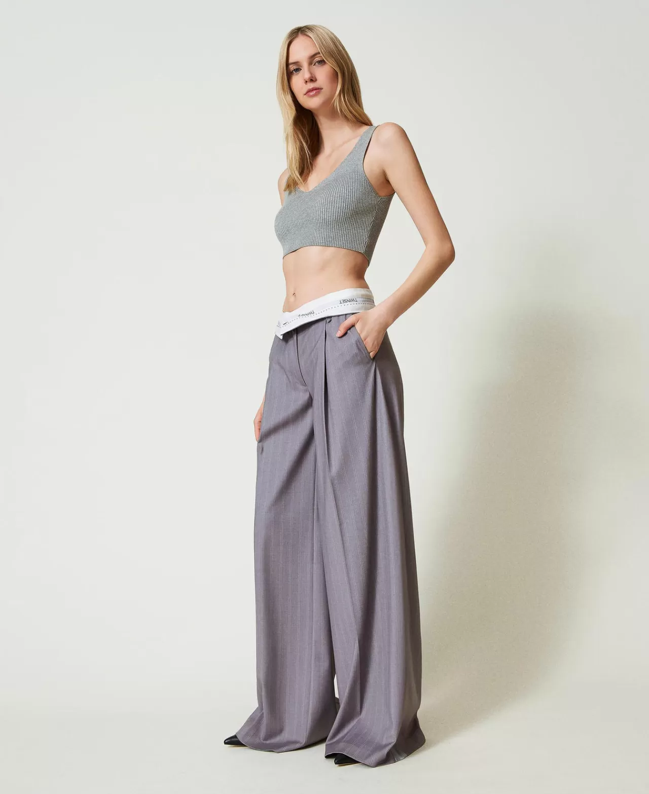 TWINSET Milano - Pantalon Élégant à Coupe Évasée avec Rayures Pinces et Ourlet Surdimensionné