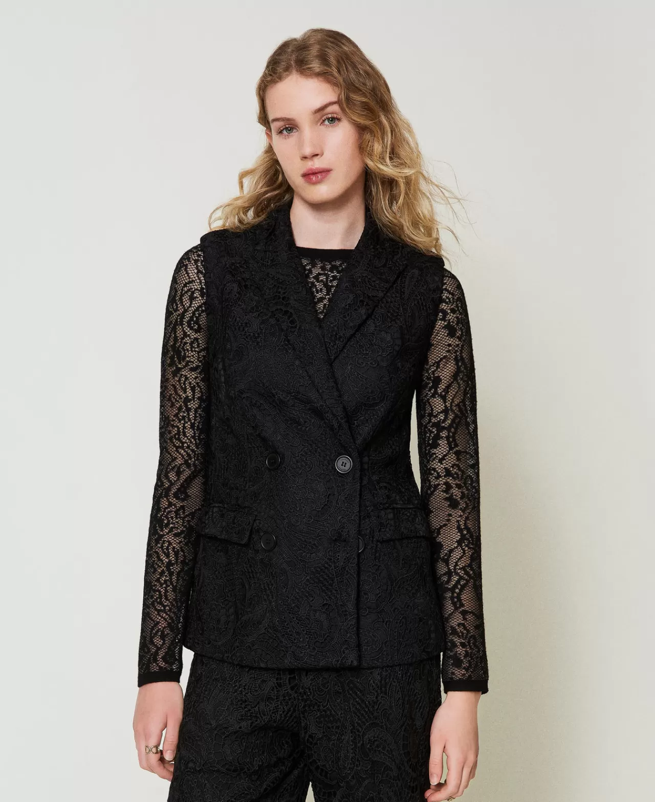 Gilet élégant TWINSET Milano - Dentelle macramé à double rang de boutons pour un style bohème raffiné