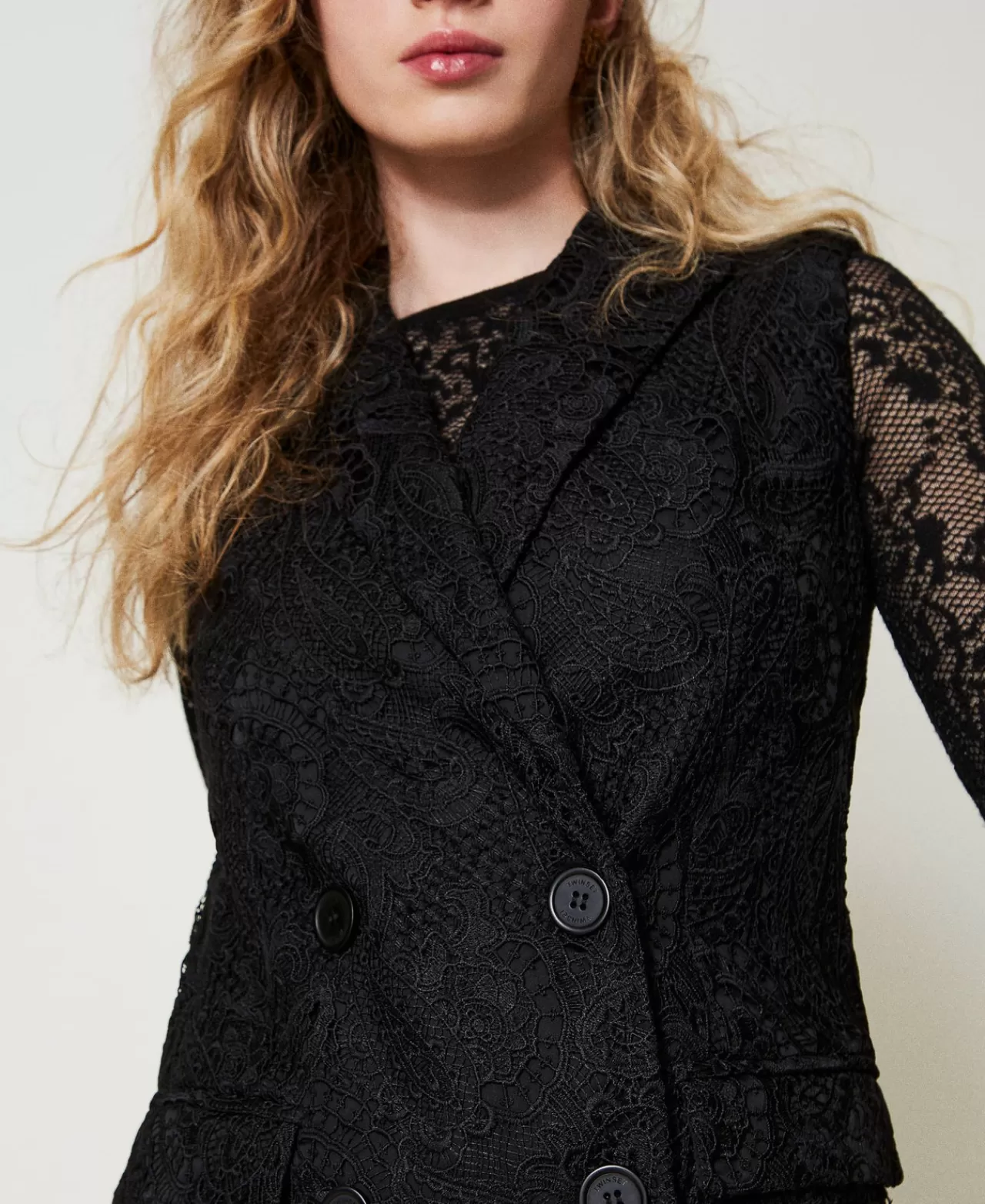 Gilet élégant TWINSET Milano - Dentelle macramé à double rang de boutons pour un style bohème raffiné